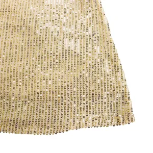 Detaillierte Makroansicht goldener Pailletten auf Netzstoff für ein elegantes Abendkleid