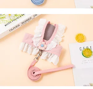 Détail du harnais rose avec dentelle et laisse pour petits animaux domestiques...