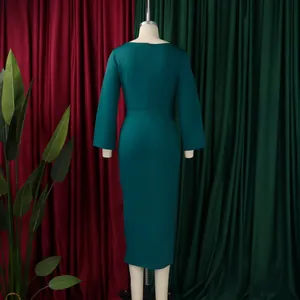 Vue arrière détaillée d'une robe crayon bleu canard à manches longues sur un mannequin