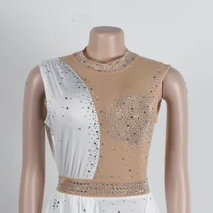 Dettaglio di un body sexy senza maniche con rete trasparente e decorazioni strass