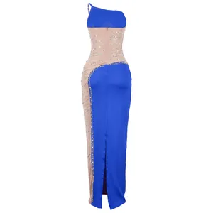 Dettaglio posteriore di un abito in mesh blu sexy decorato con perle e strass