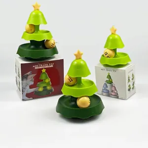 Interactief kattenspeelgoed in de vorm van een kerstboom met 3 niveaus en lichtgevende ballen