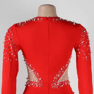 Dettaglio posteriore di body rosso a maniche lunghe con perle, strass e rete.