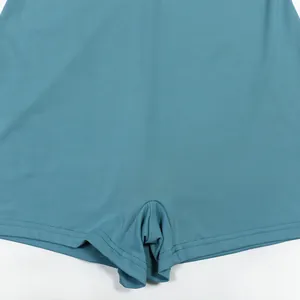 Detalle en primer plano del dobladillo inferior de un mono sin mangas azul con costuras finas.