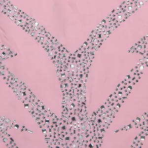 Detailansicht der schimmernden silbernen Strasssteine auf rosa elastischem Overall.