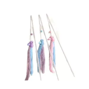 Strapazierfähige Plüsch-Katzenangel mit langem Holzstab und Glöckchen für Katzen.