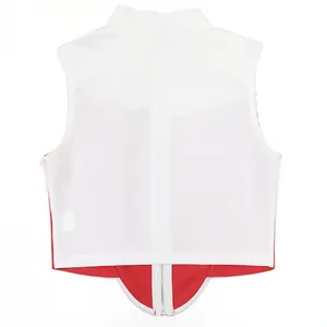 Gedetailleerd vooraanzicht van een wit-rode mouwloze slim-fit top met hoge hals en rits