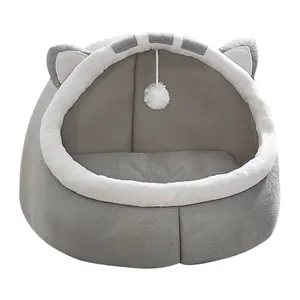 Cómoda cama para gatos de felpa gris semicerrada con orejas y juguete de pompón colgante