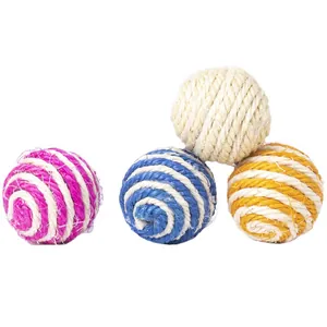 Set mit vier langlebigen Sisal-Katzenbällen zum Kratzen und Zähneputzen in bunten Farben