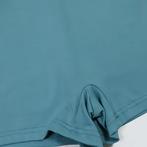 Vista detallada del bajo de un mono azul cerceta con costuras precisas y tejido elástico