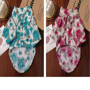 Camisas ligeras con flores para perros pequeños y gatos en estilos azul y rosa de verano.