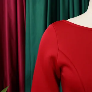 Detail eines eleganten roten Abendkleids mit glattem Ausschnitt und Schulternaht