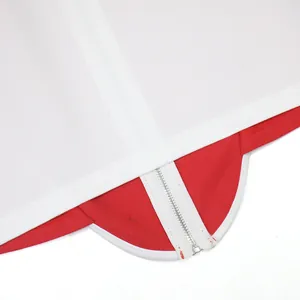 Detail van rood en wit tweedelig damespak met ritssluiting en afgeronde zoomstructuur