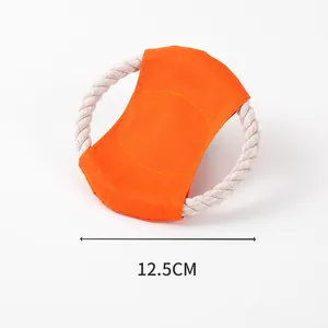 Détail montrant le diamètre de 12,5 cm du jouet en corde orange pour animaux