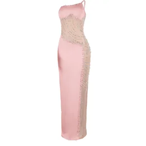 Elegante abito monospalla rosa con mesh trasparente e dettagli in perle e strass.