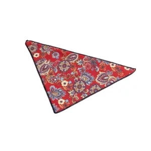 Decoratieve bloemen paisley bandana voor katten en kleine honden in levendig rood