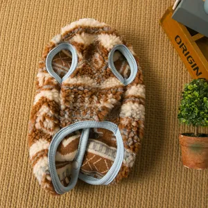 Dettaglio del gilet in pile caldo per animali con motivo geometrico e bordo blu