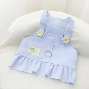Robe harnais pour animaux bleu clair avec marguerites blanches et volants pour chats
