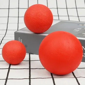 Set van drie massieve rode rubberen bal hondenspeeltjes in verschillende maten om op te kluiven