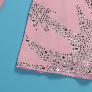 Makrodetail von schimmernden Strassmustern auf einem pinkfarbenen Stretch-Jumpsuit
