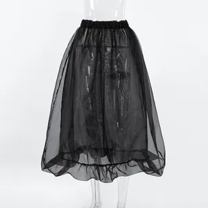 Vista dettagliata di una gonna a ruota in tulle nero semitrasparente con bordo a balze
