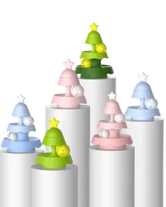 Collectie kleurrijke 3-laagse kerstboom-thema kattenspeelgoed op display