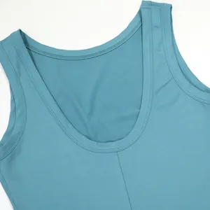 Detalle del escote de un mono sin mangas azul cerceta con costuras de alta calidad