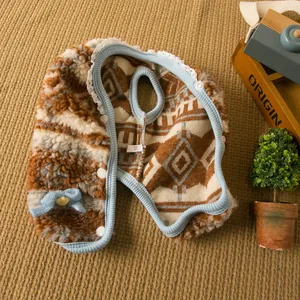 Dettaglio del caldo gilet in pile per animali con motivo boho e bordo azzurro