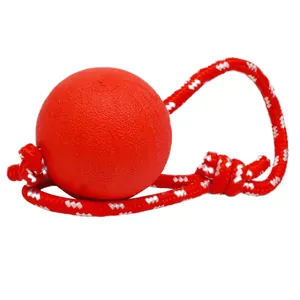 Duurzame rode rubberen hondenbal met touw voor grote honden om te kauwen en te apporteren.