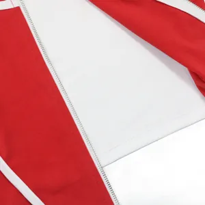 Detailweergave van de rood-witte tweedelige set met rits en hoogwaardige stof
