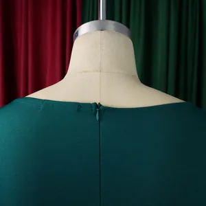 Vue détaillée de la fermeture éclair invisible d'une robe fourreau élégante vert foncé