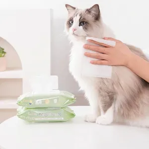 Gentle pet grooming wipes for cats and dogs with a moisturizing cleaning formula
