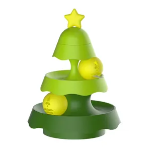 3D-render van een groen kerstboomvormig kattenspeelgoed met drie niveaus en ballen