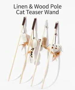 Lot de quatre baguettes de jeu interactives pour chats avec jouets en lin et plumes.
