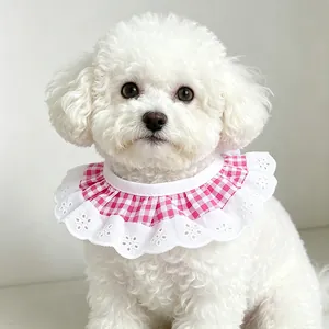 Bavaglino per animali a scacchi rosa con bordo in pizzo bianco traforato
