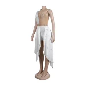 Elegante body bianco senza maniche con corpetto in rete con strass e orlo irregolare