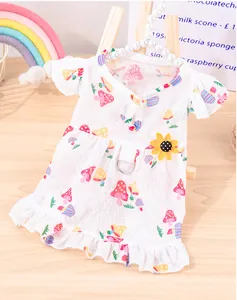 Nahaufnahme eines weißen Haustier-Sommerkleides mit Pilzmuster und Sonnenblumen-Akzent