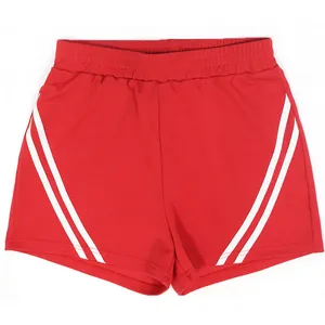 Vooraanzicht van rode sportshort met dubbele witte zijstrepen op een rode stof