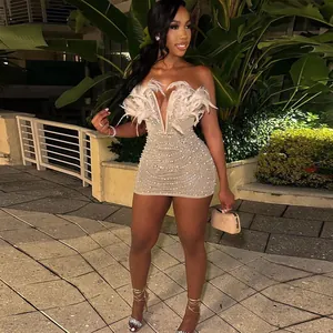 Sexyes hautfarbenes Bodycon-Minikleid mit luxuriösem Federbesatz und Perlen-Strass