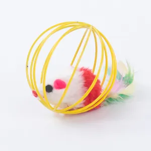 Detailansicht einer Plüschmaus mit bunten Federn in einem gelben Drahtkäfigball