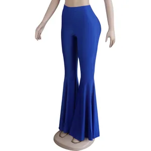 Vista completa de los sexys pantalones campana azules de cintura alta con dobladillo