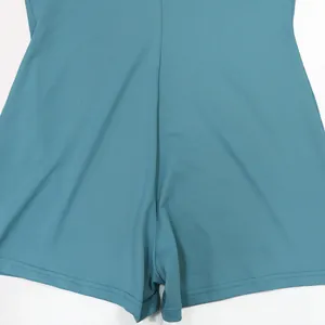 Vista macro detallada del pantalón corto del mono sin mangas azul verde con costuras planas