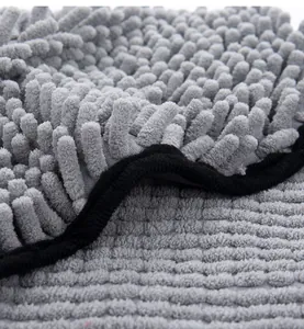 Detalle macro de toalla de chenilla gris para mascotas con textura de fibras absorbentes.