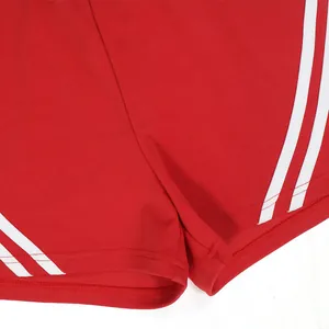 Close-up van rode sportshort met witte zijstrepen en hoogwaardige afwerking van naden.