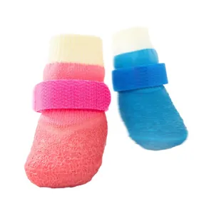 Botas impermeables y antideslizantes para perros con correas de velcro protectoras.