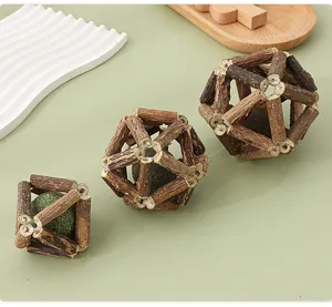 Dettaglio di tre palline di erba gatta in silvervine con trama in legno naturale