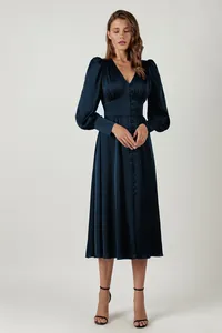 Elegante Franse stijl marineblauwe satijnen jurk met lantaarnmouwen en knopen.