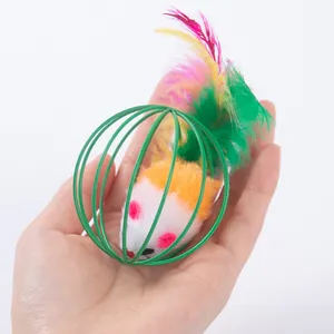 Nahaufnahme eines Katzenspielzeug-Balls mit Plüschmaus und bunten Federn in der Hand