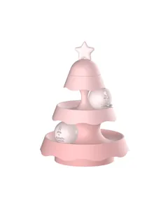 Gedetailleerd overzicht van het roze drielaagse kerstboom kattenspeelgoed met rolballen