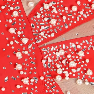 Primo piano dettagliato di tuta in rete rossa con perle bianche e strass scintillanti decorativi